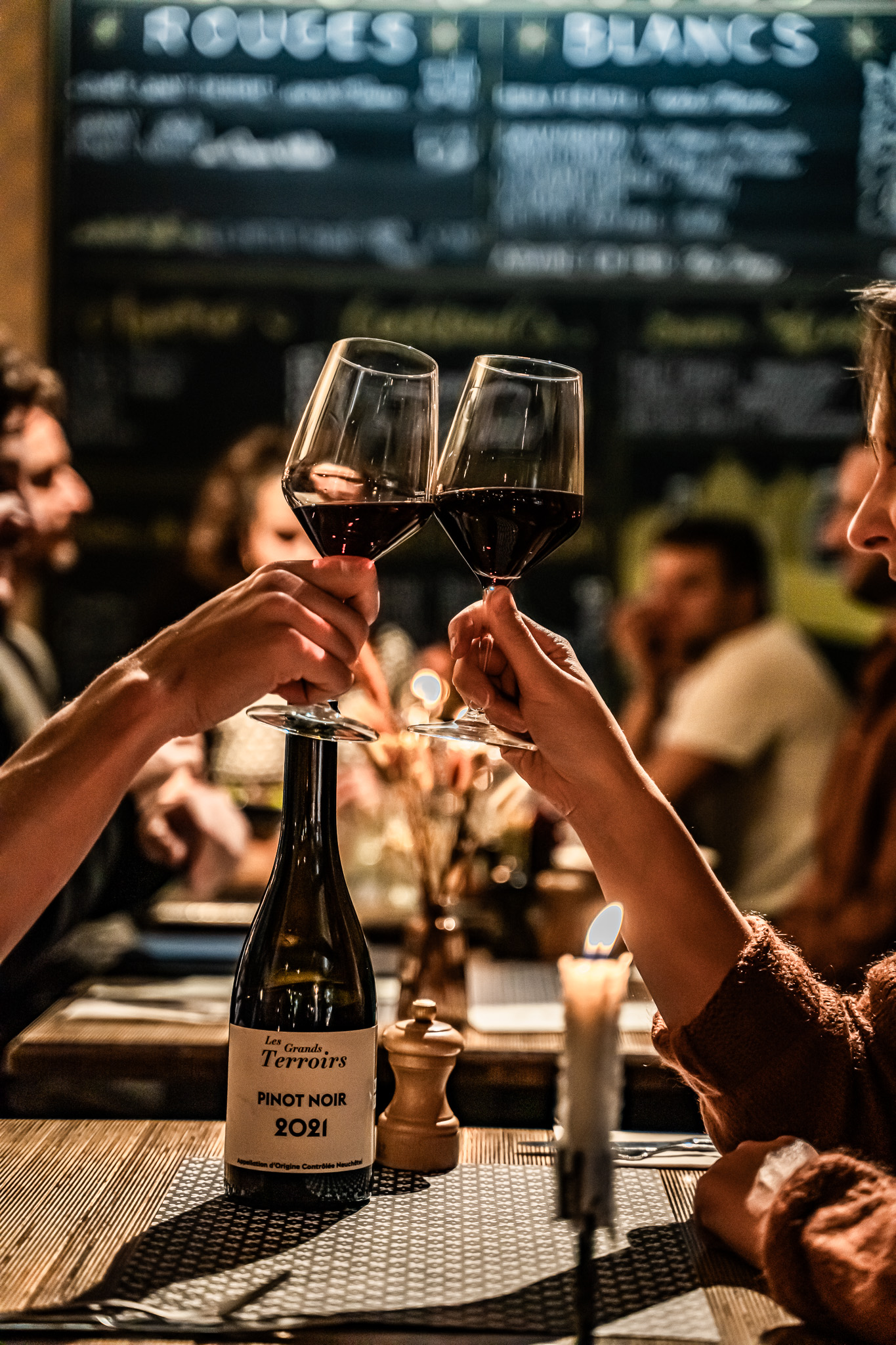 Verres de vin rouge avec une bouteille au Café Saint Pierre