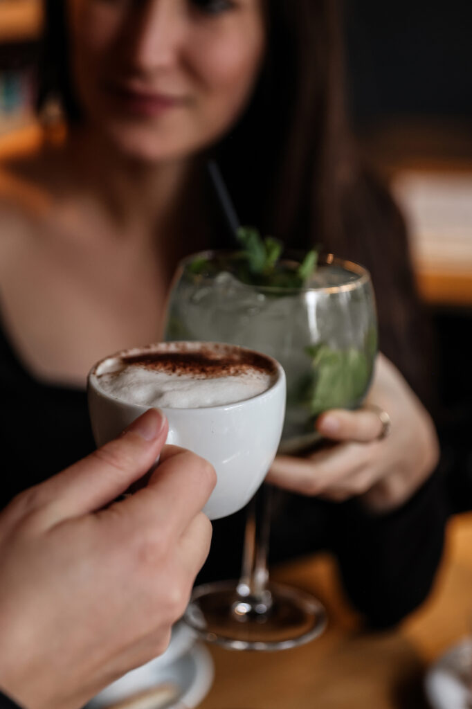 Cappuccino du matin au Café Saint Pierre