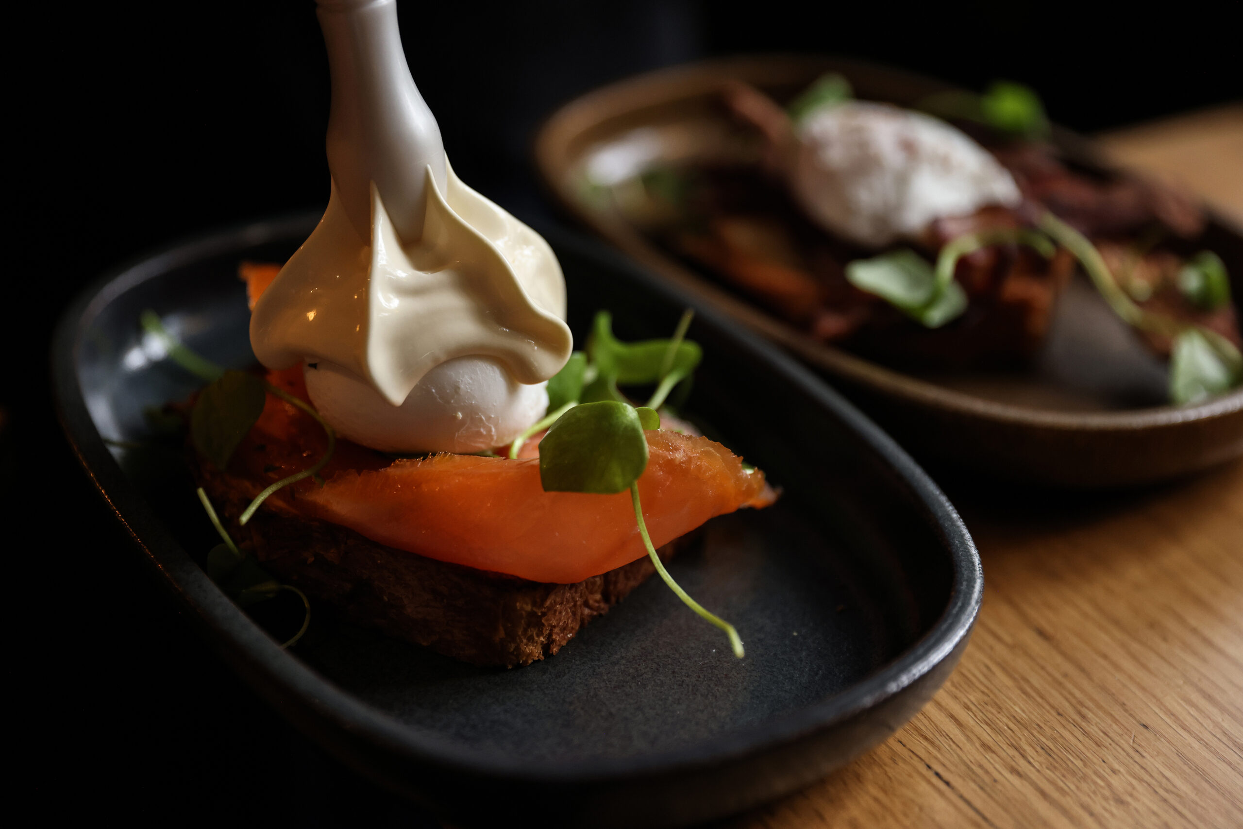 Les oeufs bénédicte du Café Saint Pierre à Lausanne avec la sauce