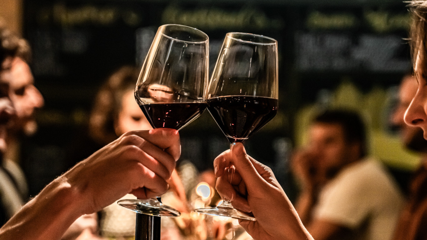 Verres de vin rouge au Café Saint Pierre